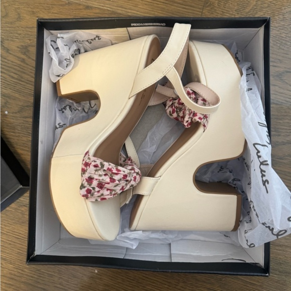 NEW IN BOX lulus Graciana platform wedges